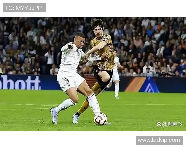 强力头球展现风采足球明星们的空中对决与精彩瞬间