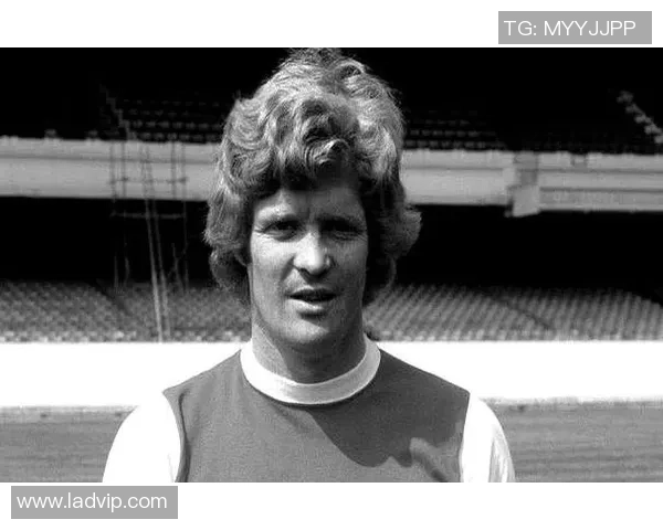 足球明星意外离世球场悲剧引发全球哀悼与反思运动员健康问题